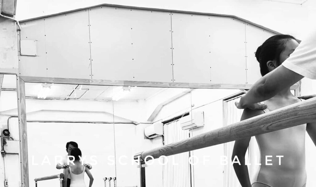 スクール紹介 2 A teacher is correcting a student's posture